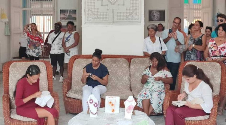 Las alumnas muestran las habilidades aprendidas gracias a la dedicación de las maestras artesanas. (Fotos: Autora).