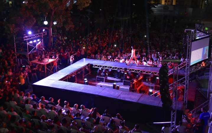 Pasarela de Exuberarte, en el Parque Vidal, de Santa Clara. (Foto: Carlos Rodríguez Torres)