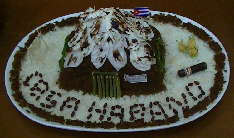 Hermosa decoración de un plato con alimentos, recreada en una casa de tabaco, realizada de forma espontánea por María Josefa Peñate, Fefita, la diestra y amable cocinera de la Acaa, símbolo del extraordinario sentido de pertenencia del colectivo que allí labora. Foto: Jorge Rivas