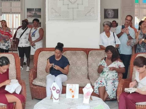 Las alumnas muestran las habilidades aprendidas gracias a la dedicación de las maestras artesanas. (Fotos: Autora).