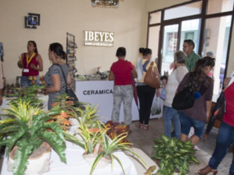 XIV edición de la feria artesanal Arte para mamá. / Foto: Januar Valdés Barrios